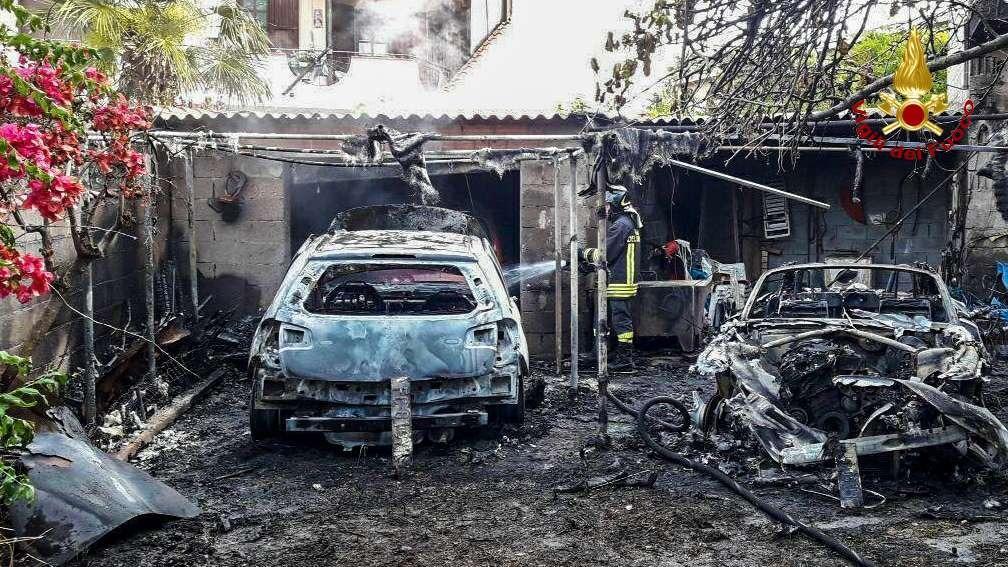 Incendio in un cortile a Siamanna: distrutte tre auto