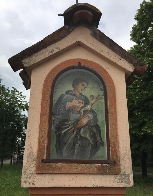 L'edicola dedicata a san Filippo, imbratta dai vandali