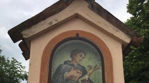 L'edicola dedicata a san Filippo, imbratta dai vandali