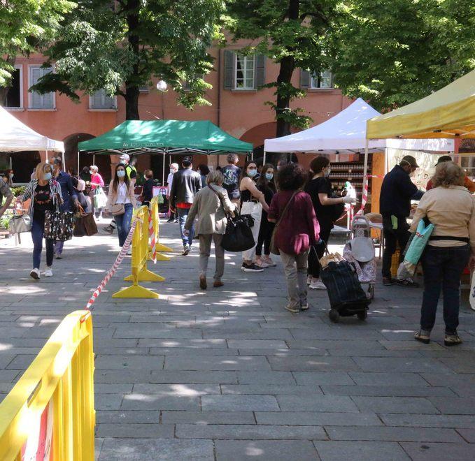 Reggio Emilia, gli ambulanti fermano il rapinatore 