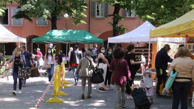 Reggio Emilia, gli ambulanti fermano il rapinatore