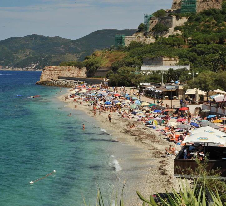 Concessioni, a Portoferraio scoppia la polemica ma il sindaco ribadisce: «Non vogliamo ridurre la spiaggia libera» 