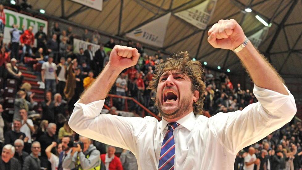 L'esultanza di coach Michele Carrea dopo una vittoria