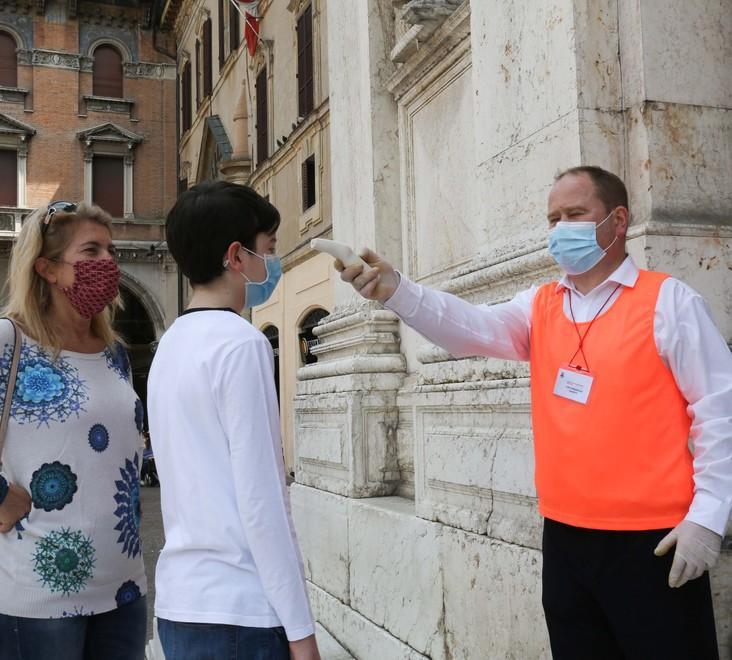 Ghiara e Cattedrale si popolano di nuovo per il ritorno a messa dei fedeli reggiani
