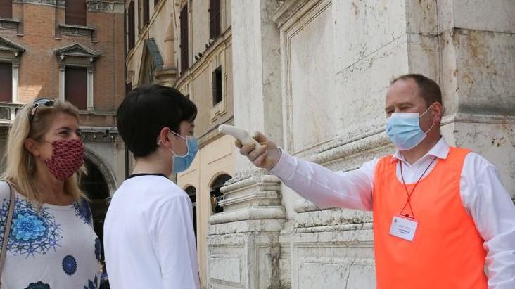Ghiara e Cattedrale si popolano di nuovo per il ritorno a messa dei fedeli reggiani