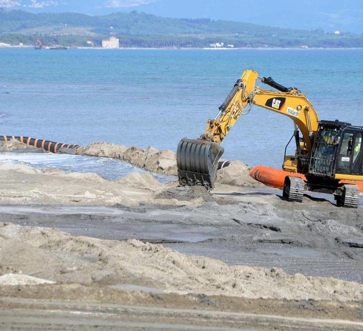 Chiatte, draghe e ruspe a Carbonifera e Perelli 2: nuove barriere per le dune 