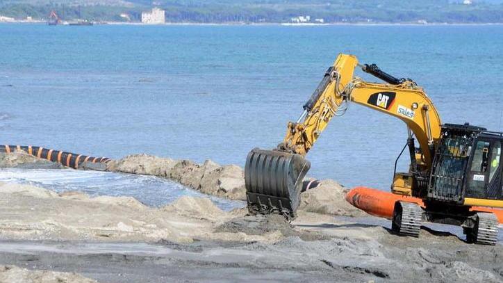 Chiatte, draghe e ruspe a Carbonifera e Perelli 2: nuove barriere per le dune