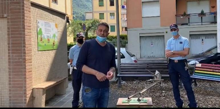 Il sindaco Giurlani con la polizia muncipale davanti alla statua