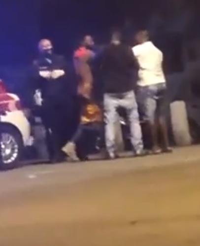 Un momento della rissa in piazza XX Settembre in un fotogramma di un video condiviso su Facebook e diventato virale