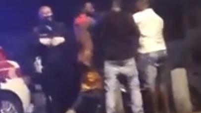 Un momento della rissa in piazza XX Settembre in un fotogramma di un video condiviso su Facebook e diventato virale