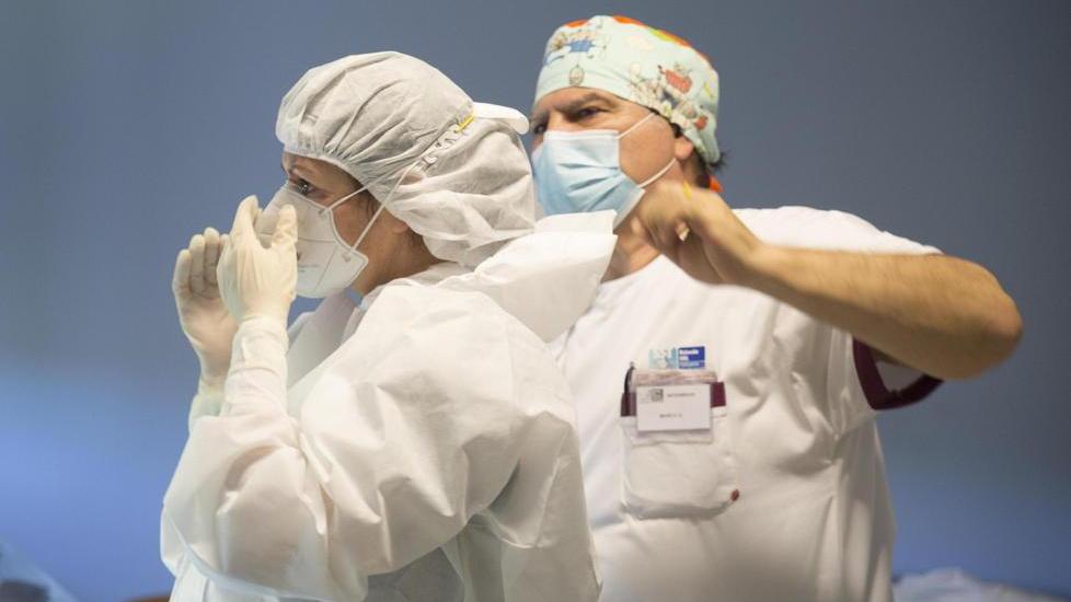 La vestizione degli operatori del reparto di Riabilitazione del Versilia (foto Iacopo Giannini)