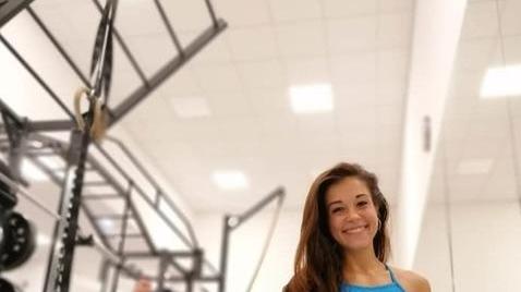 Una giovane mentre si allena nella palestra "Numero uno fitness", che l'ha pubblicata su Facebook