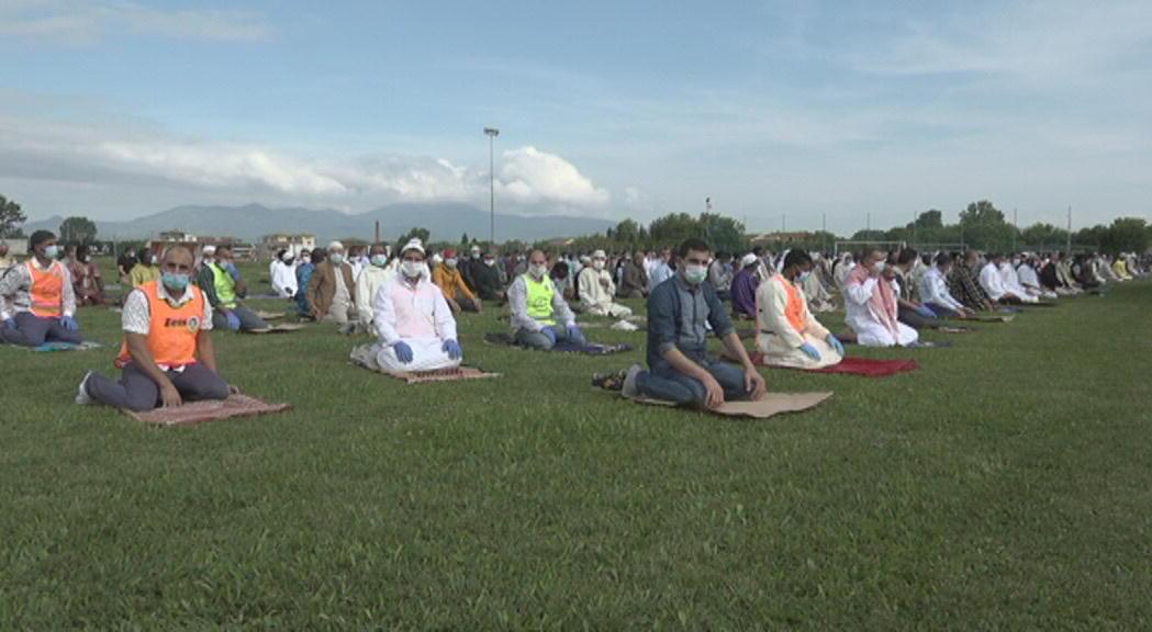 Alcuni momenti della preghiera per la fine del Ramadan, ieri mattina al campo sportivo de La Rotta (Foto Franco Silvi)