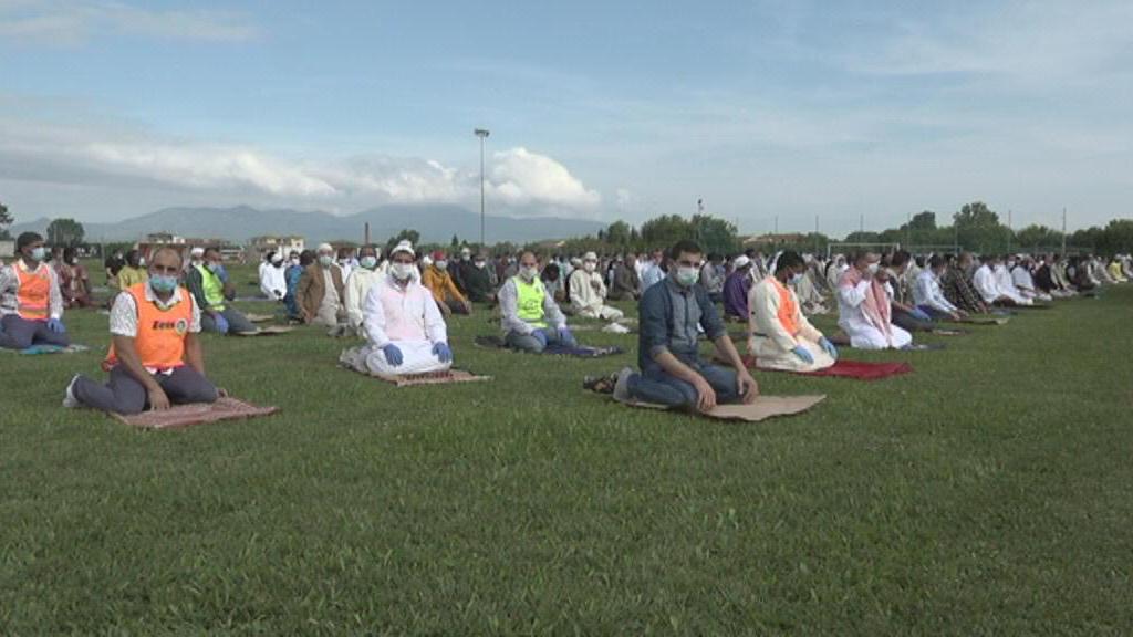 Alcuni momenti della preghiera per la fine del Ramadan, ieri mattina al campo sportivo de La Rotta (Foto Franco Silvi)