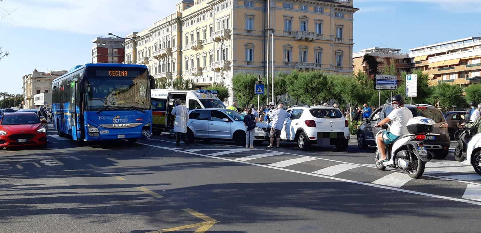 L'incidente davanti ai Bagni Pancaldi