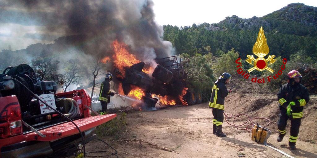 Mezzo si ribalta e prende fuoco ad Azzanidò: conducente illeso