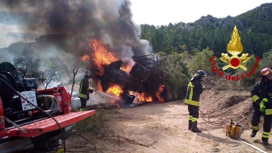 Mezzo si ribalta e prende fuoco ad Azzanidò: conducente illeso