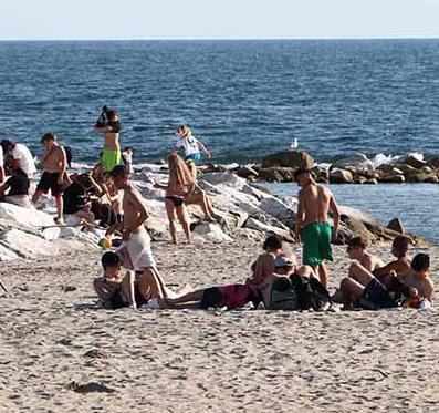 «Sull’arenile solo passeggiate» Ma tanti si fermano al sole 