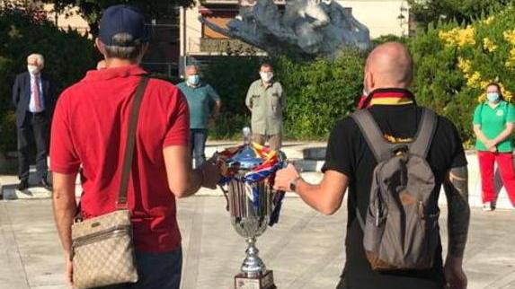 La contrada Leon d’oro riconsegna il trofeo dei Giochi di bandiera