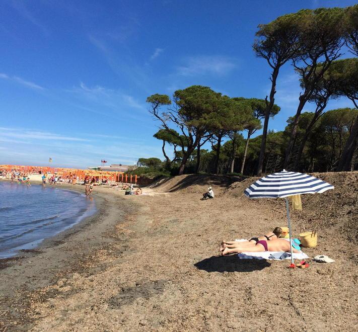 Spiagge libere, ricordate le distanze «10 metri quadrati per ogni ombrellone»