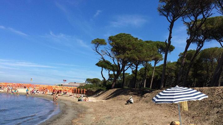 Spiagge libere, ricordate le distanze «10 metri quadrati per ogni ombrellone»