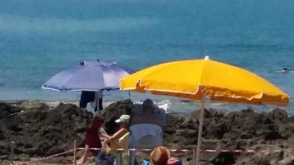 Con pali e nastro sotto il sole