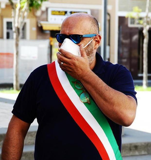 «Mancano le distanze» il sindaco si preoccupa e annuncia controlli 