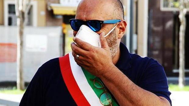 «Mancano le distanze» il sindaco si preoccupa e annuncia controlli
