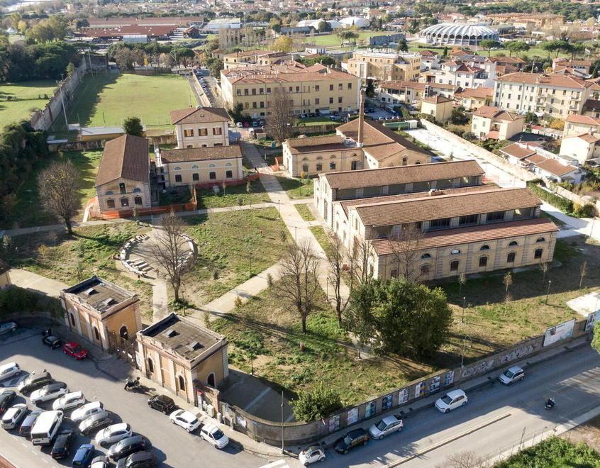 Un movida-village ai Vecchi Macelli con casette di legno e tavoli all’aperto 