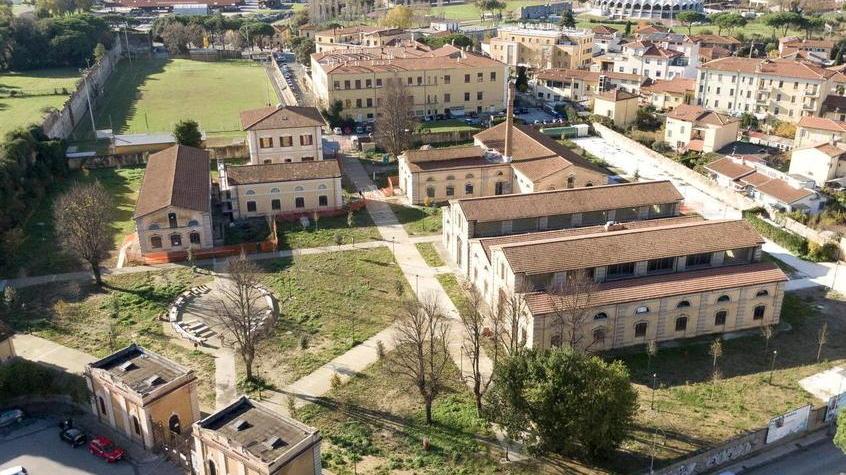 Un movida-village ai Vecchi Macelli con casette di legno e tavoli all’aperto
