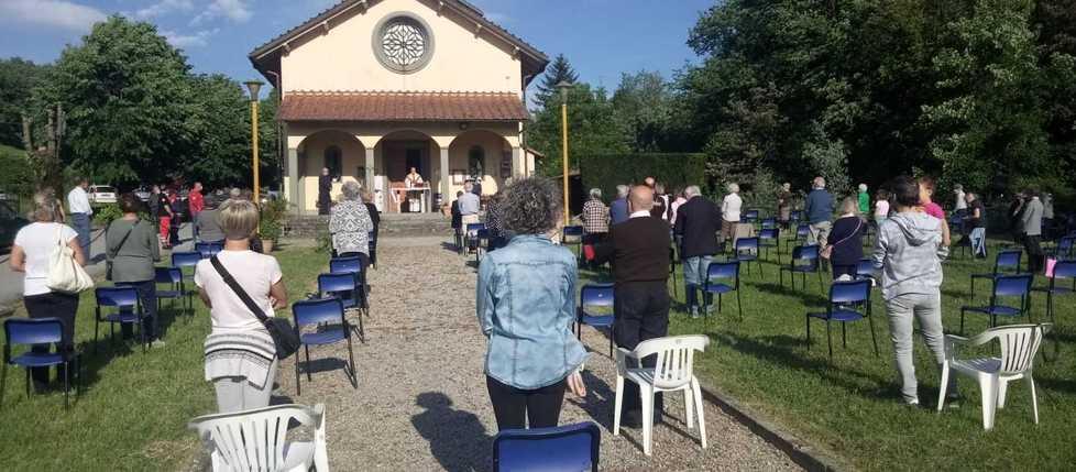 Prima messa all’aperto davanti alla chiesa