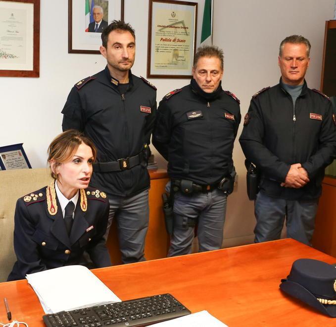 Stringe una cinghia al collo di un tassista 