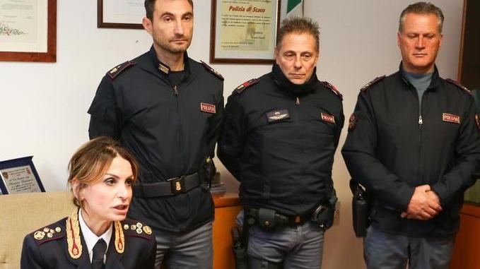 Stringe una cinghia al collo di un tassista