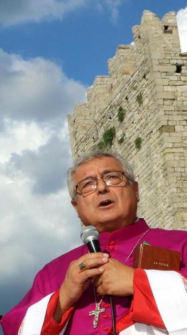 Messa all’aperto per trecento fedeli distanziati 