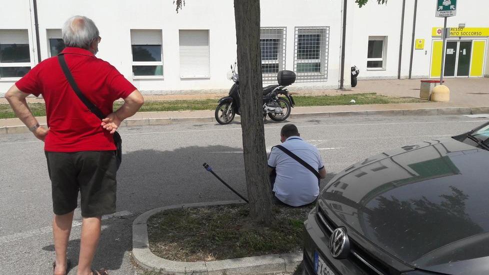 A Cona a “bollire” fuori dal ps in piedi o seduti dove capita