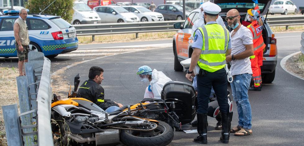 Moto contro il guardrail, grave una donna 
