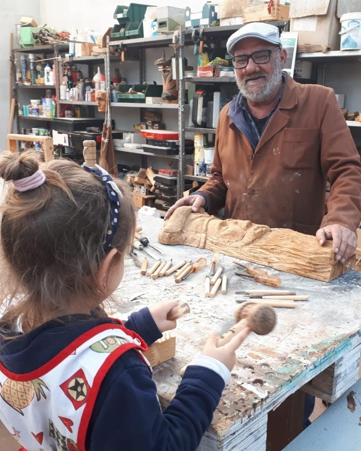 Borore, il nonno-scultore disposto a insegnare l’arte ai bimbi 