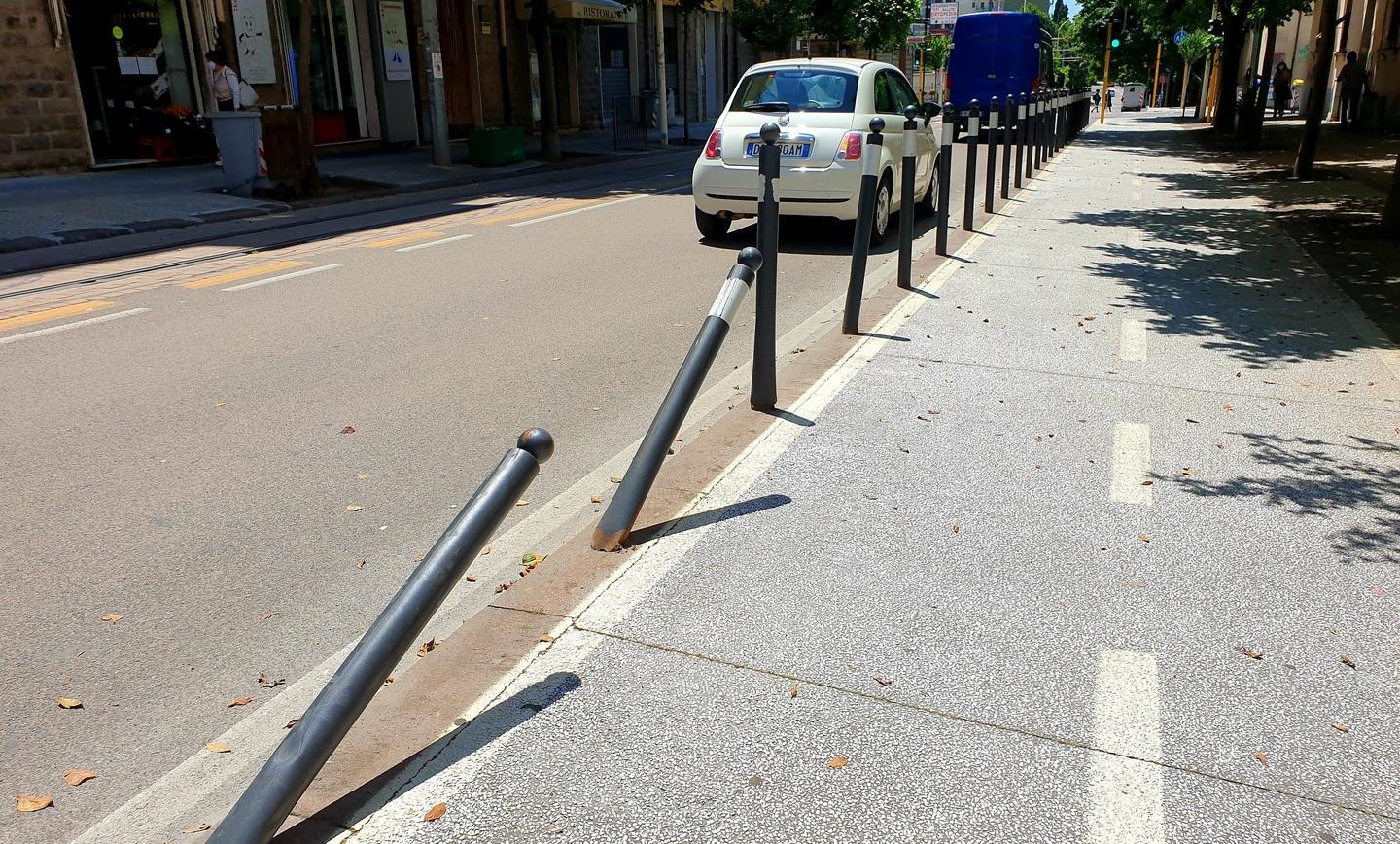 Abbattuti i paletti dissuasori
