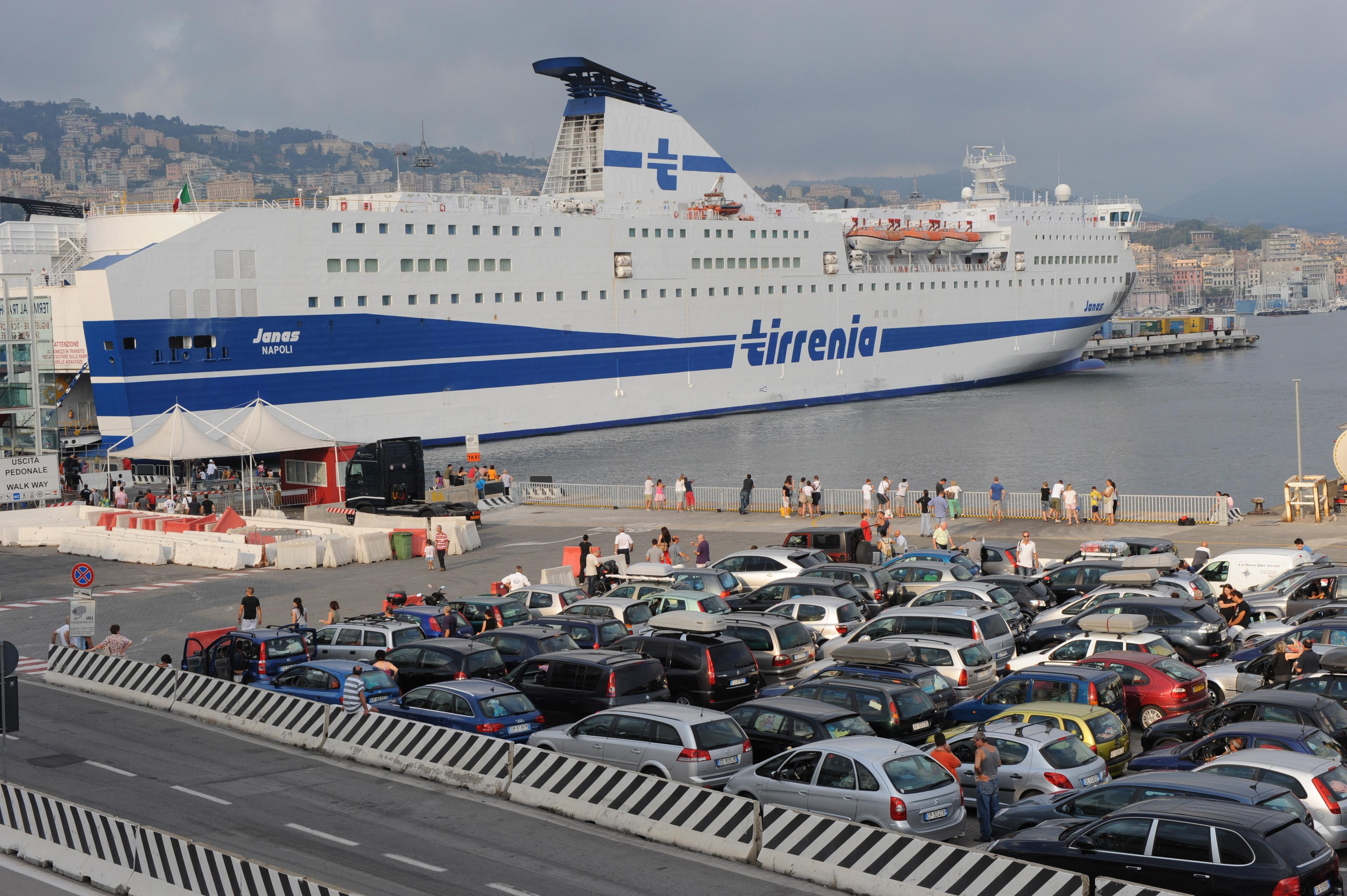 Termoscanner per chi arriva in barca, in traghetto e in aereo: fino al 2 giugno