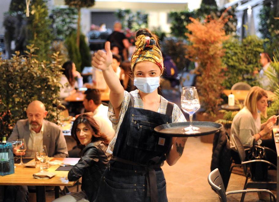 Il primario preoccupato: «Movida, serve la stretta: il virus può colpire ancora» 