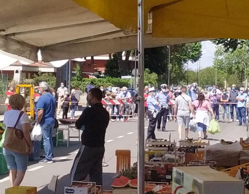 Folla tra le bancarelle a Lido Nazioni, il mercato chiuso in anticipo 