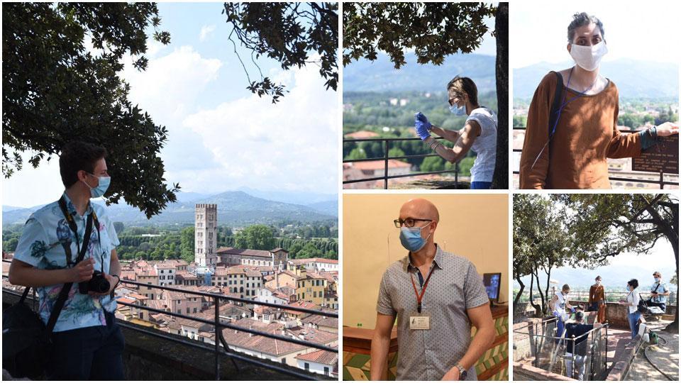 Il bel panorama che si può ammirare dalla Torre Guinigi, Michela Matteoni scatta una foto al panorama che si vede dalla sommità della Torre Guinigi, gli accompagnatori Glenda Lugano e Riccardo Susini e i visitatori che ieri pomeriggio hanno partecipato alla visita guidata gratuita