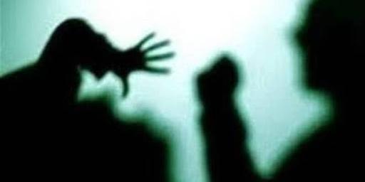 Picchia e minaccia di morte la moglie davanti al figlio minorenne 