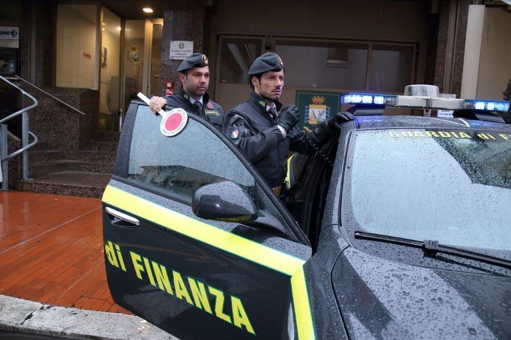 Evasione da tre milioni di euro dell'Iva sui telefonini, nei guai quattro imprenditori pistoiesi