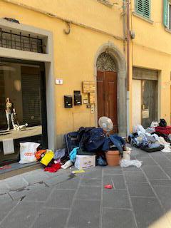 Rifiuti in via Santa Chiara a Empoli (foto Carlo Sestini)