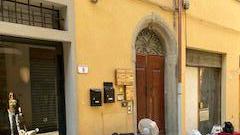 Rifiuti in via Santa Chiara a Empoli (foto Carlo Sestini)