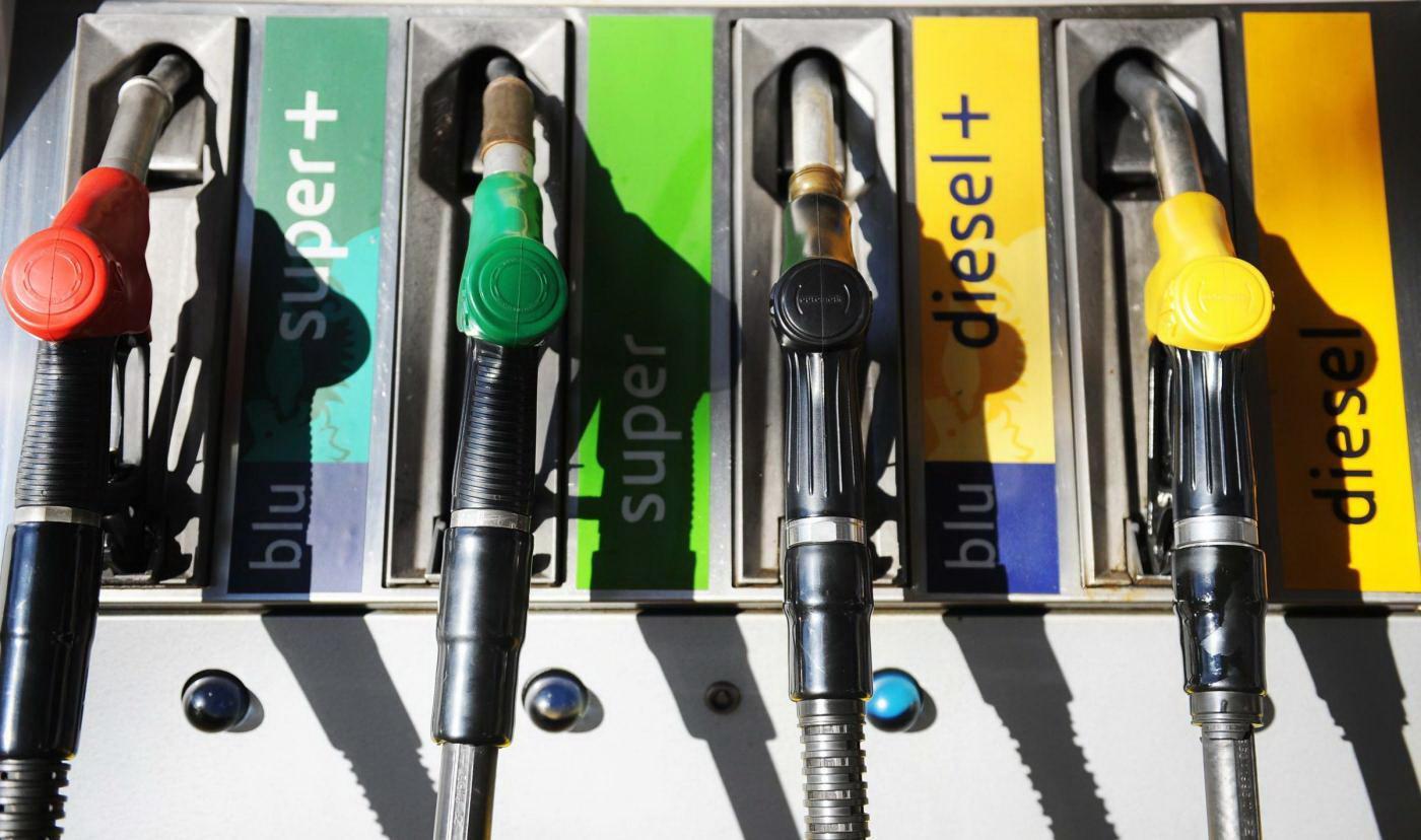 Crollo del prezzo per la benzina e il diesel, ecco i distributori della Versilia dove si può risparmiare 