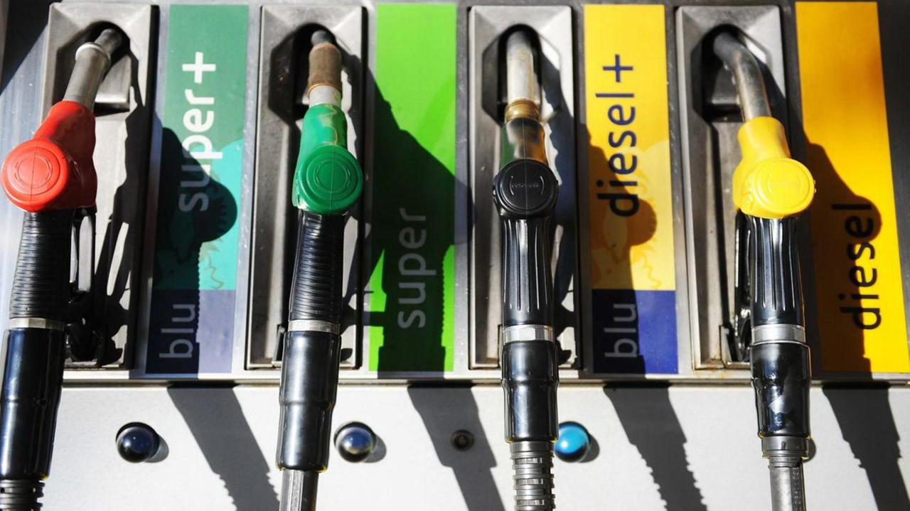 Crollo del prezzo per la benzina e il diesel, ecco i distributori della Versilia dove si può risparmiare