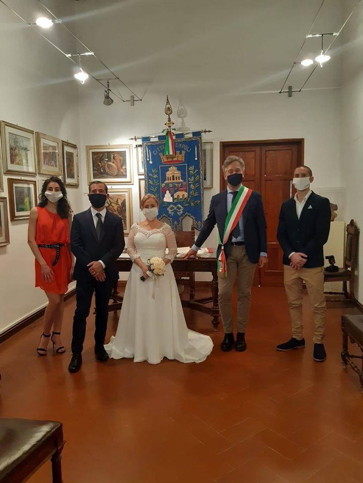 Il primo matrimonio celebrato in municipio a Empoli dopo la fine dell'isolamento provocato dal Covid-19