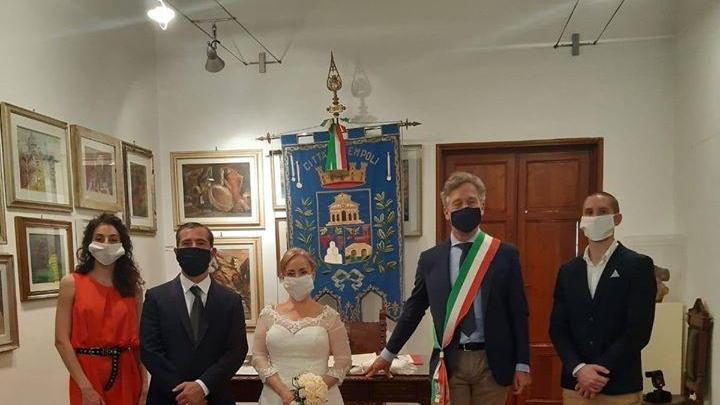 Il primo matrimonio celebrato in municipio a Empoli dopo la fine dell'isolamento provocato dal Covid-19